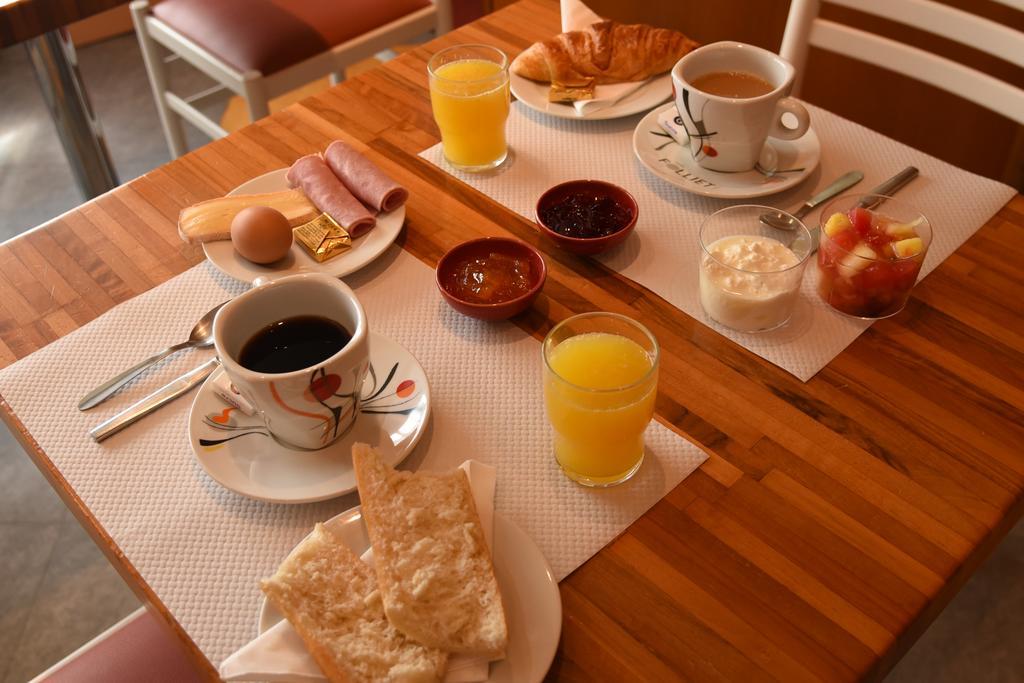 Hotel Continental Виерзон Екстериор снимка