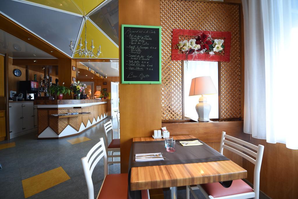 Hotel Continental Виерзон Екстериор снимка